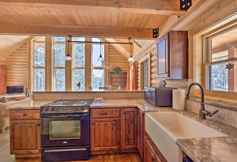 Sunny Forest Cabin W/ Views Of Pikes Peak Mtn!