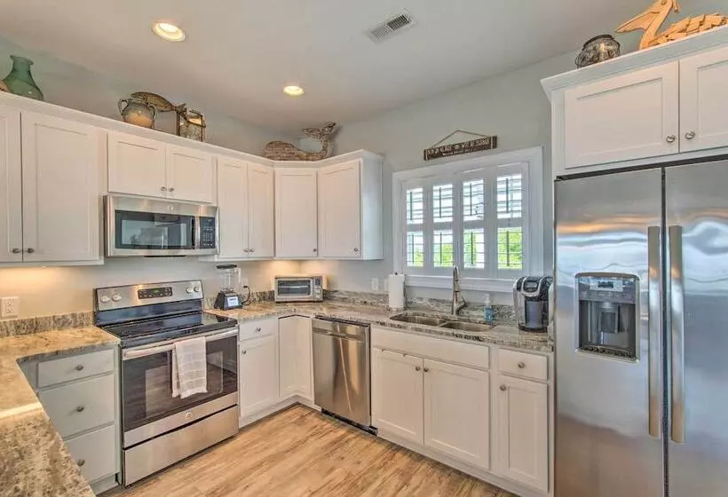 Surf City Escape W/ 6 Decks: Steps To Beach