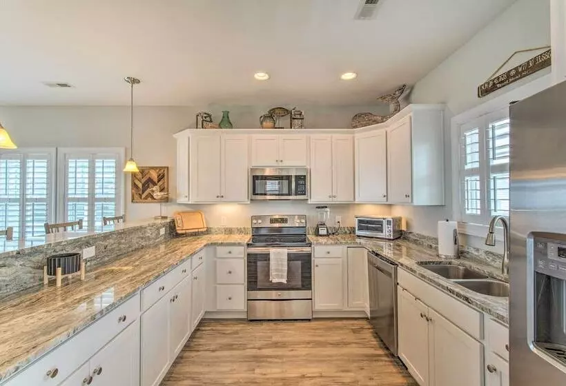 Surf City Escape W/ 6 Decks: Steps To Beach