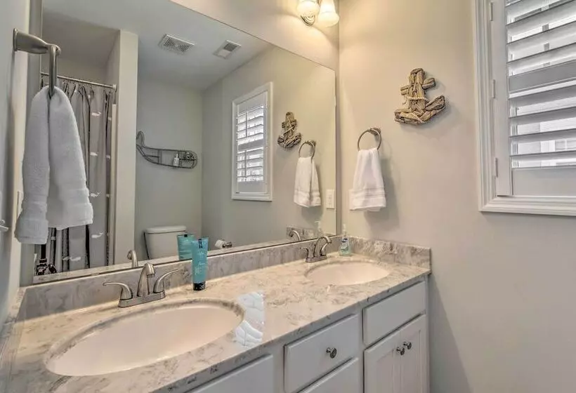 Surf City Escape W/ 6 Decks: Steps To Beach