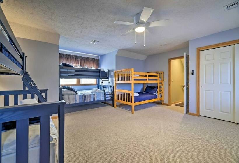 Tannersville Ski Home Near Camelback Mountain!