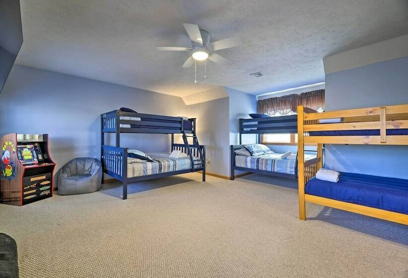 Tannersville Ski Home Near Camelback Mountain!