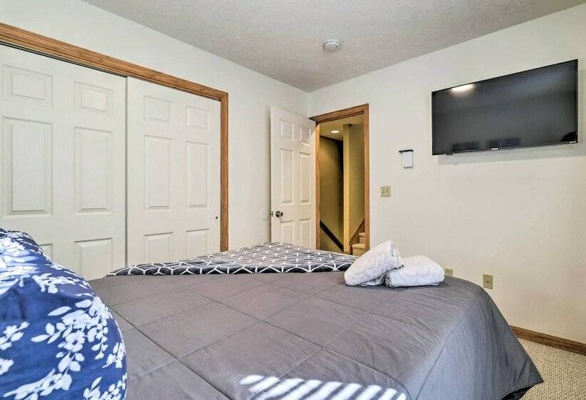 Tannersville Ski Home Near Camelback Mountain!