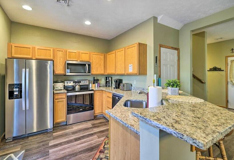 Tannersville Ski Home Near Camelback Mountain!