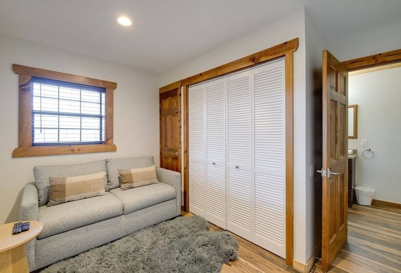 Upscale Gatlinburg Cabin: Deck, Fire Pit & Hot Tub