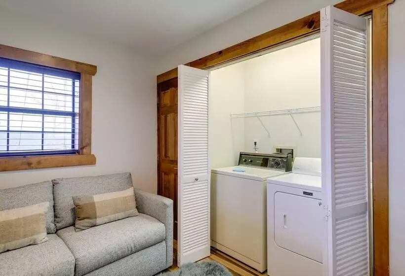 Upscale Gatlinburg Cabin: Deck, Fire Pit & Hot Tub