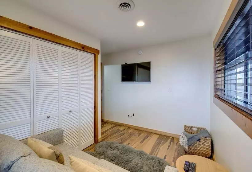 Upscale Gatlinburg Cabin: Deck, Fire Pit & Hot Tub