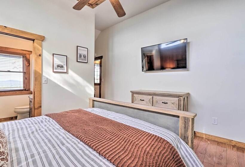 Upscale Gatlinburg Cabin: Deck, Fire Pit & Hot Tub