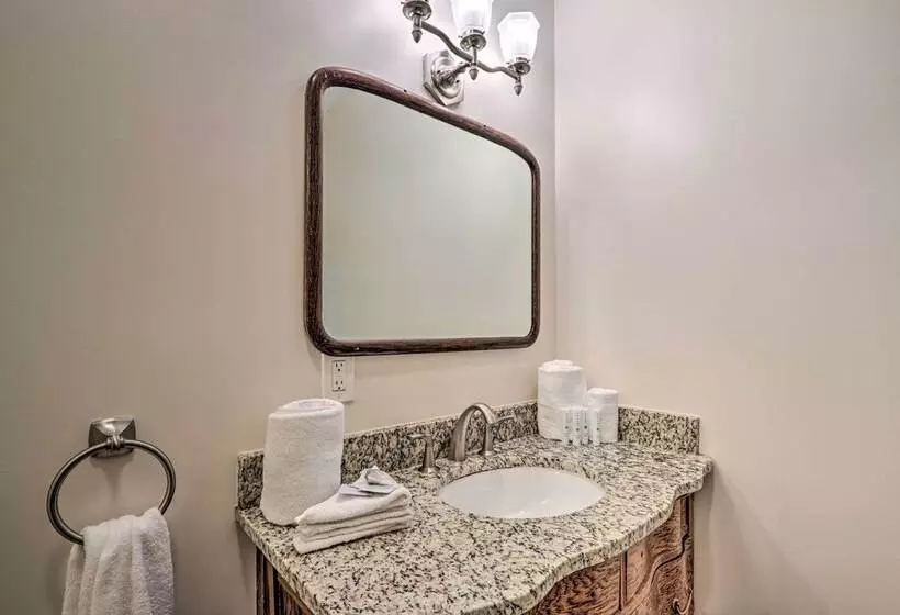 Upscale Gatlinburg Cabin: Deck, Fire Pit & Hot Tub