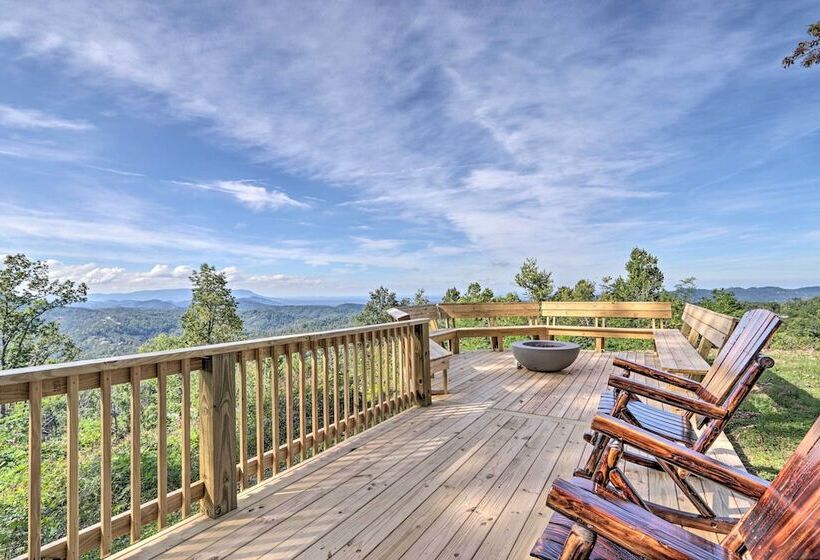 Upscale Gatlinburg Cabin: Deck, Fire Pit & Hot Tub