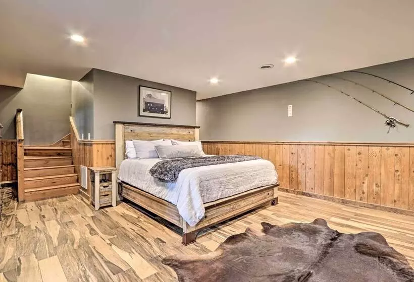 Upscale Gatlinburg Cabin: Deck, Fire Pit & Hot Tub