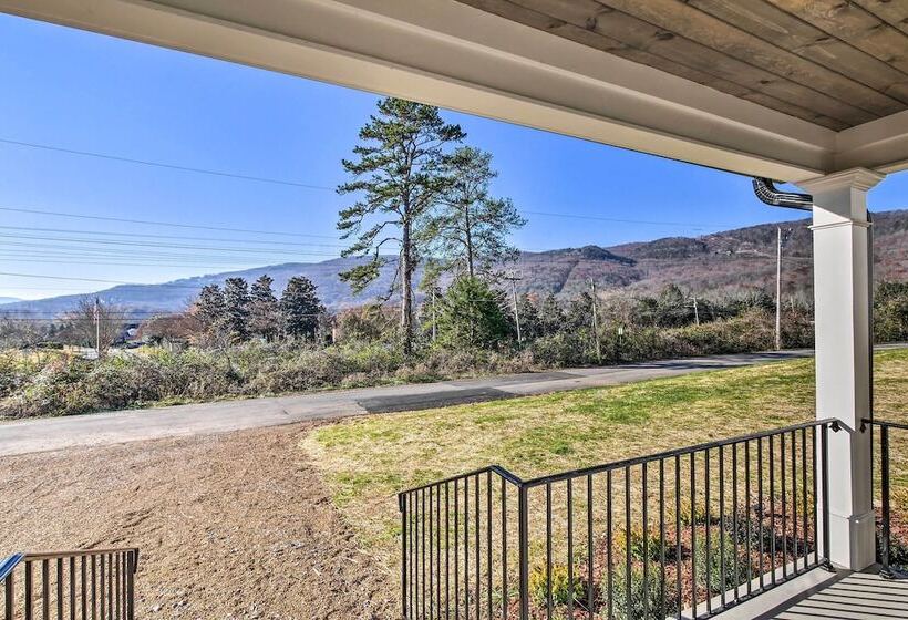 Wooded Escape W/ Beautiful Backyard + Mtn Views!