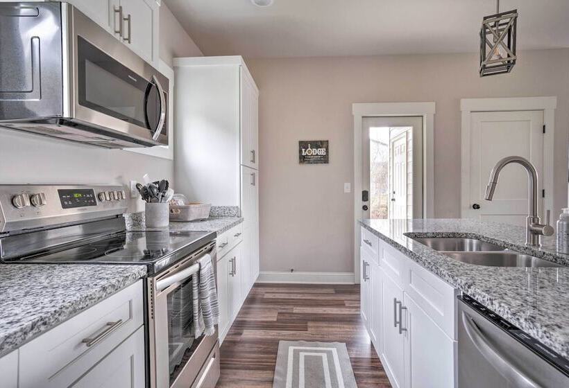 Wooded Escape W/ Beautiful Backyard + Mtn Views!