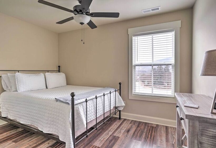 Wooded Escape W/ Beautiful Backyard + Mtn Views!