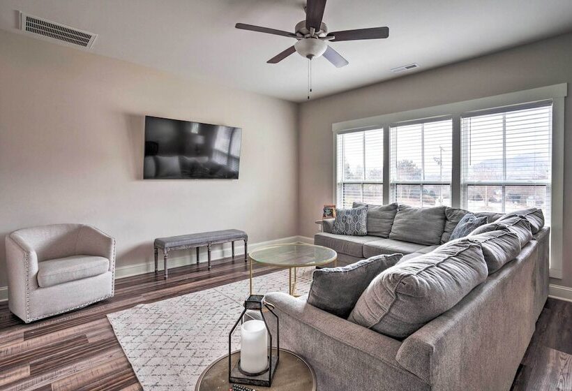 Wooded Escape W/ Beautiful Backyard + Mtn Views!