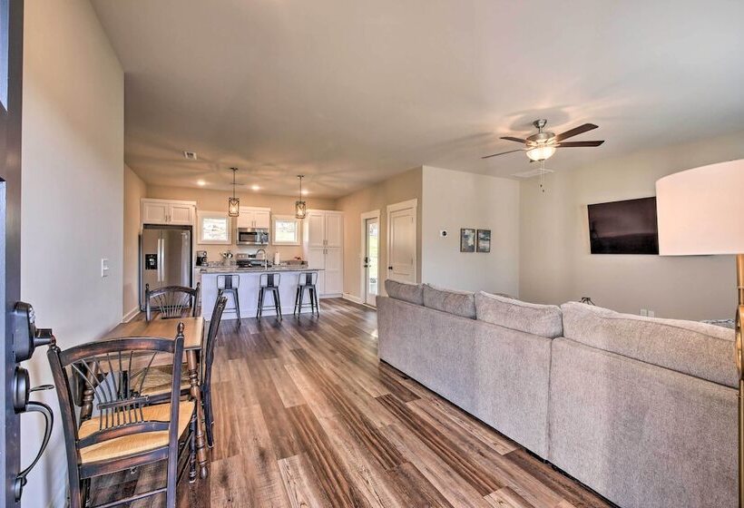 Wooded Escape W/ Beautiful Backyard + Mtn Views!