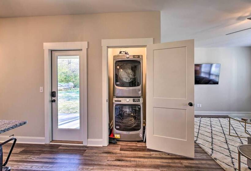 Wooded Escape W/ Beautiful Backyard + Mtn Views!