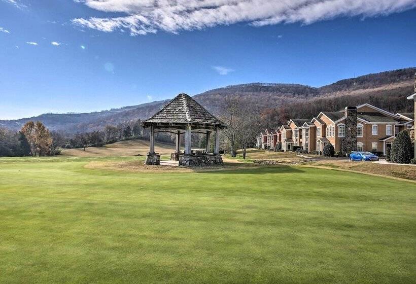 Wooded Escape W/ Beautiful Backyard + Mtn Views!