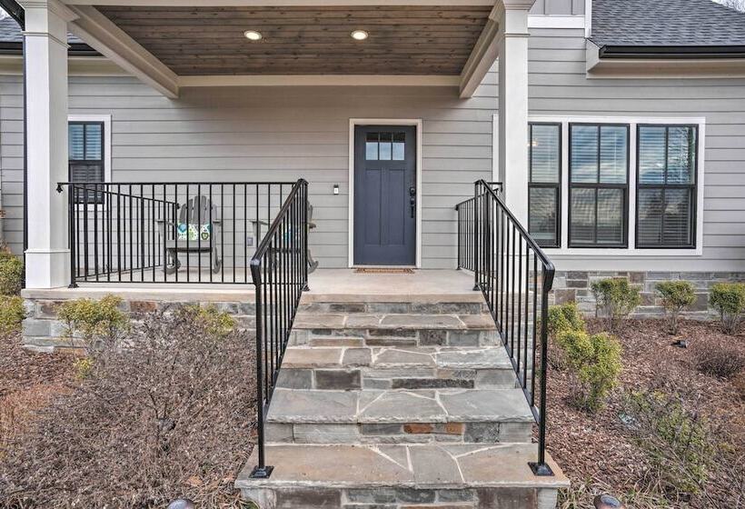 Wooded Escape W/ Beautiful Backyard + Mtn Views!