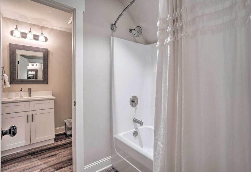 Wooded Escape W/ Beautiful Backyard + Mtn Views!