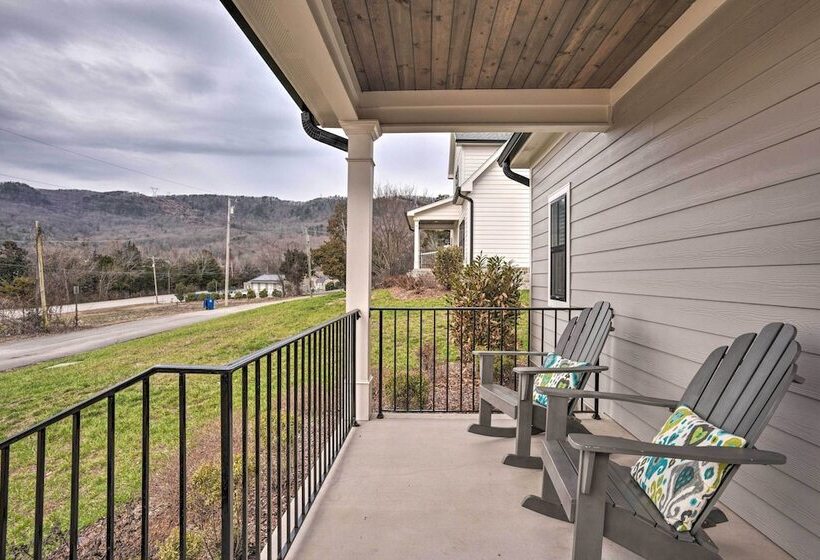 Wooded Escape W/ Beautiful Backyard + Mtn Views!