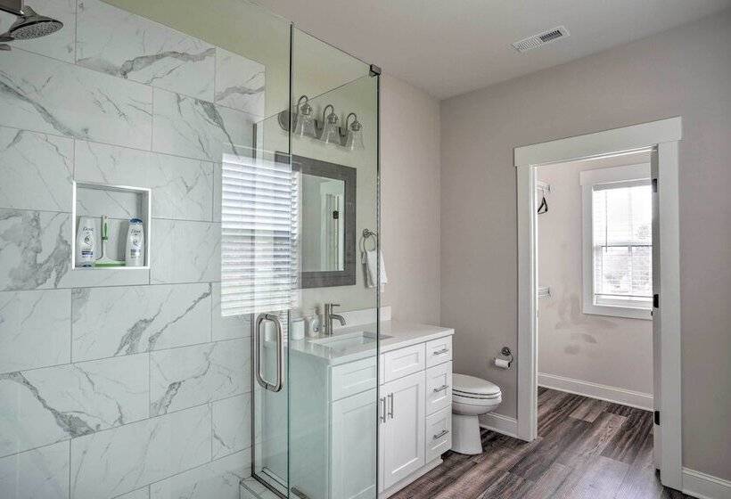 Wooded Escape W/ Beautiful Backyard + Mtn Views!