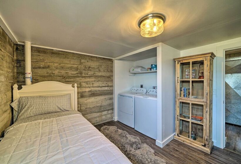 Yellowstone Country Family Home W/ View & Hot Tub