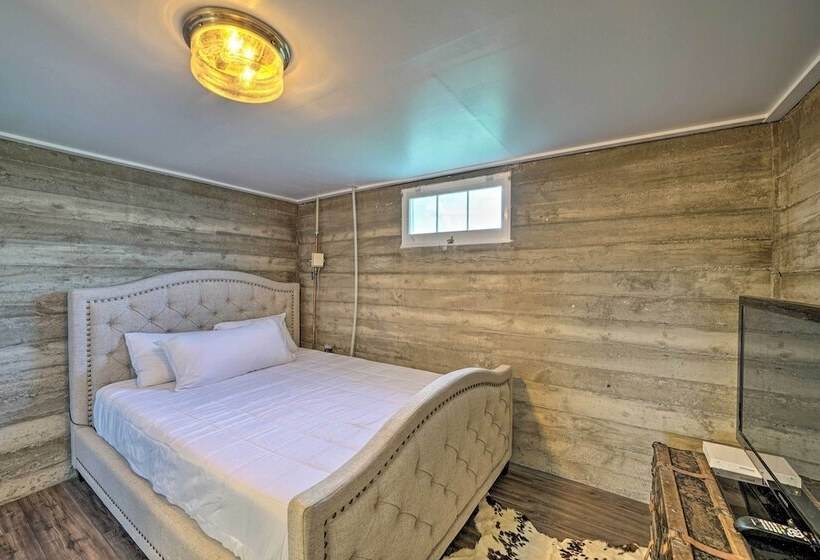 Yellowstone Country Family Home W/ View & Hot Tub