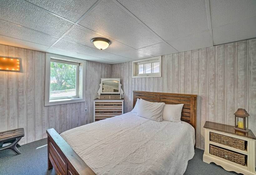 Yellowstone Country Family Home W/ View & Hot Tub