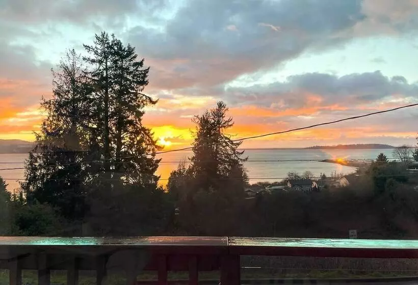 Bay City Home W/ Gorgeous Bay Views From Deck