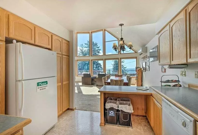 Bay City Home W/ Gorgeous Bay Views From Deck