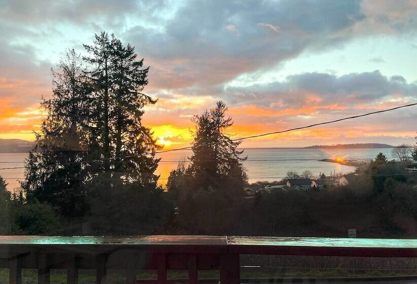 Bay City Home W/ Gorgeous Bay Views From Deck