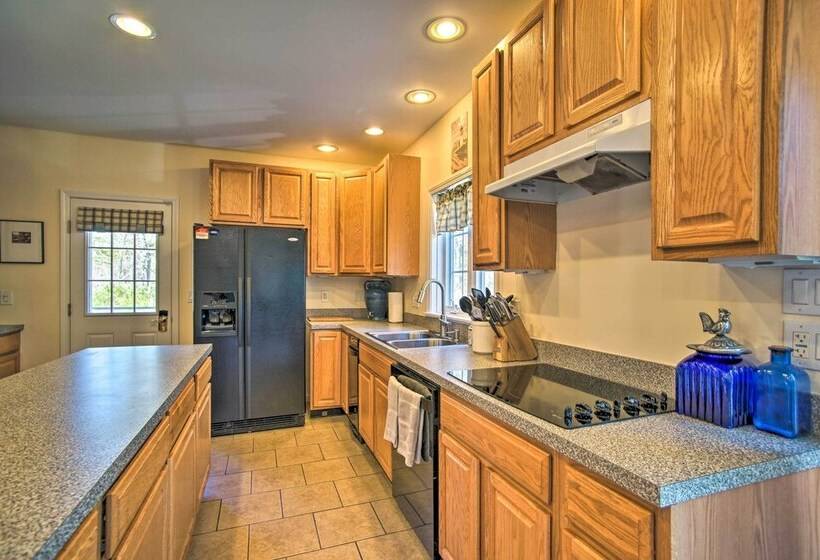 1 Mi To Beach: Home W/ Fire Pit & Bbq In Cape Cod!