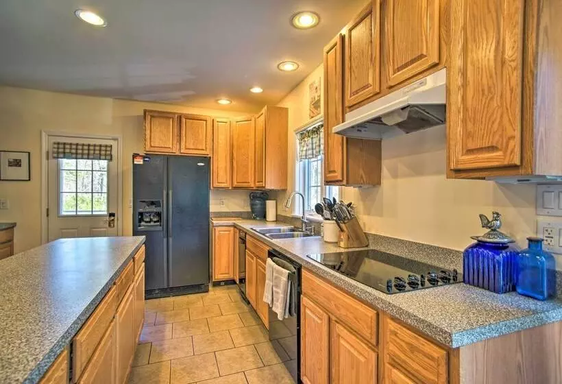 1 Mi To Beach: Home W/ Fire Pit & Bbq In Cape Cod!