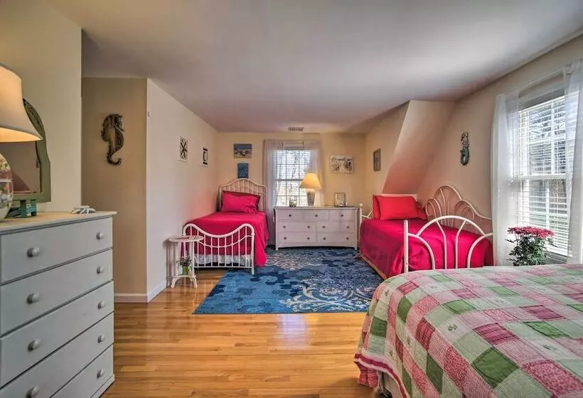 1 Mi To Beach: Home W/ Fire Pit & Bbq In Cape Cod!