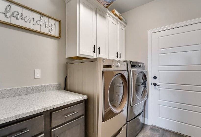 Carlsbad Retreat W/ Fire Pit & Fenced Yard!