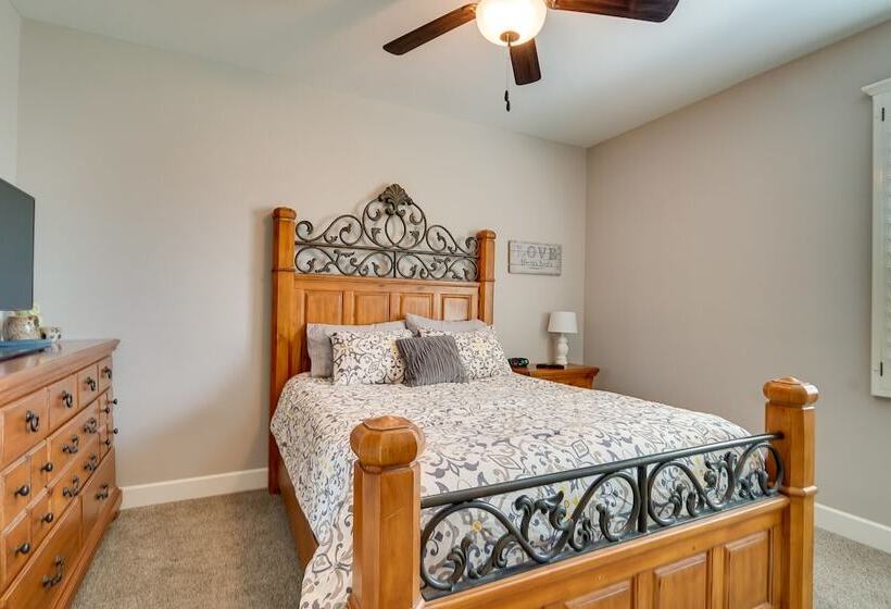 Carlsbad Retreat W/ Fire Pit & Fenced Yard!