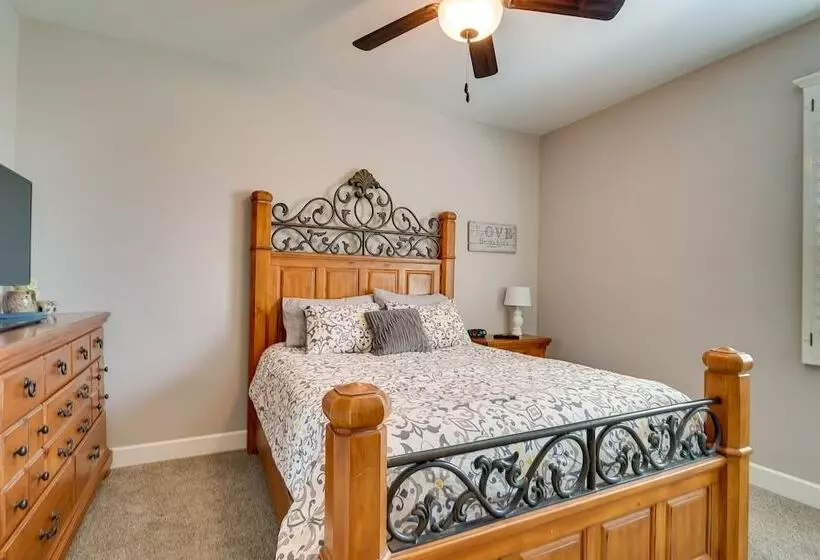 Carlsbad Retreat W/ Fire Pit & Fenced Yard!