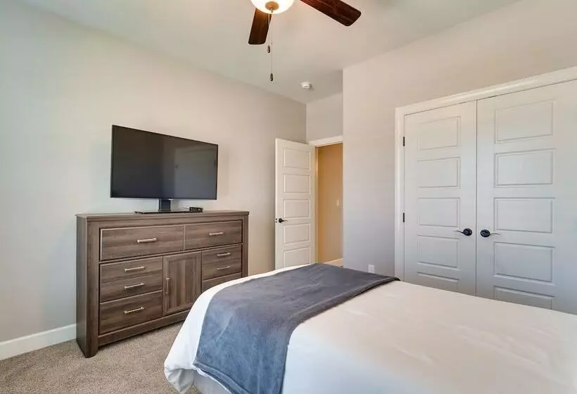 Carlsbad Retreat W/ Fire Pit & Fenced Yard!