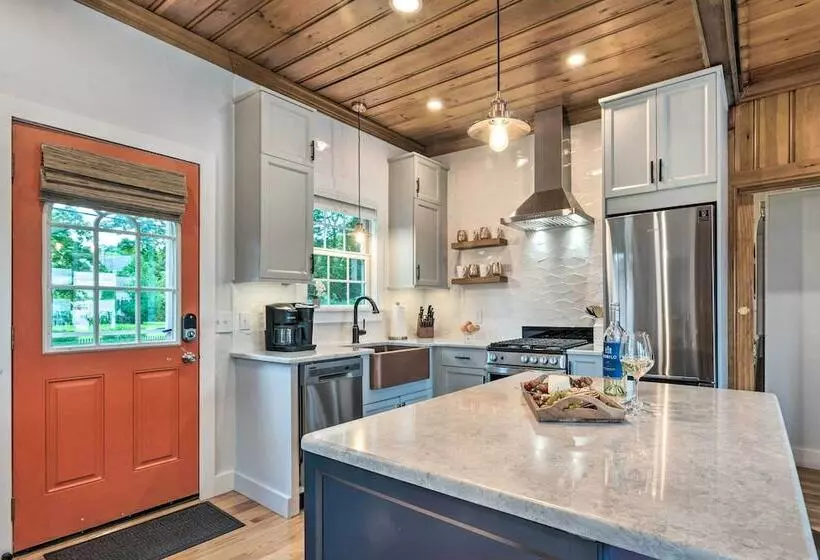 Charming Bristol Cottage W/ Private Beach!