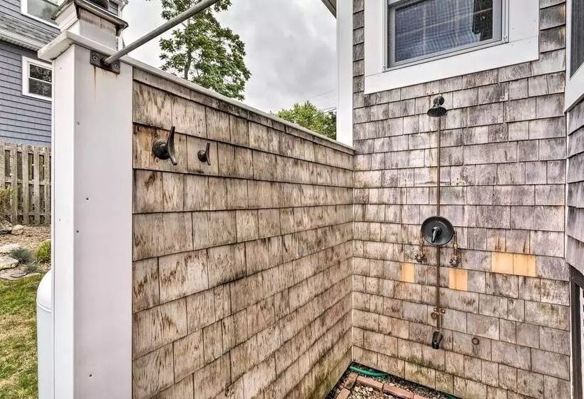 Charming Bristol Cottage W/ Private Beach!