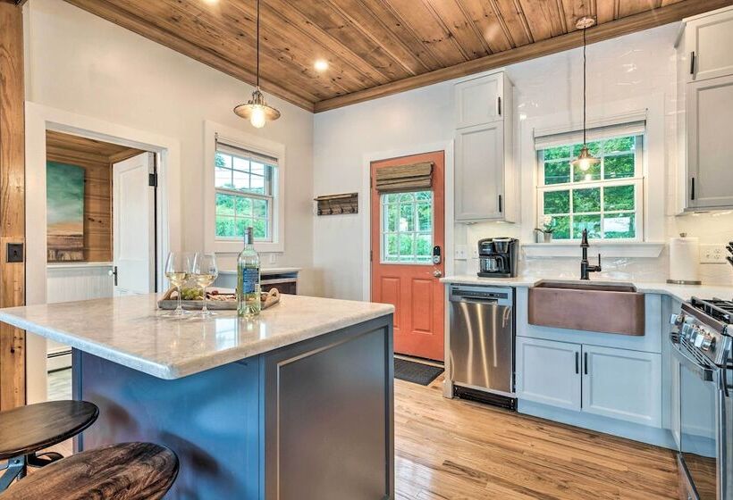 Charming Bristol Cottage W/ Private Beach!