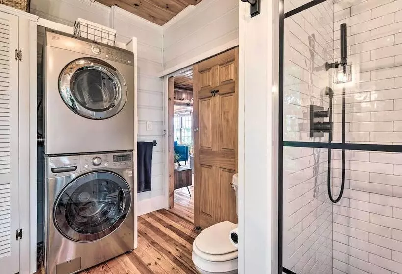 Charming Bristol Cottage W/ Private Beach!