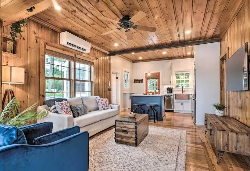 Charming Bristol Cottage W/ Private Beach!