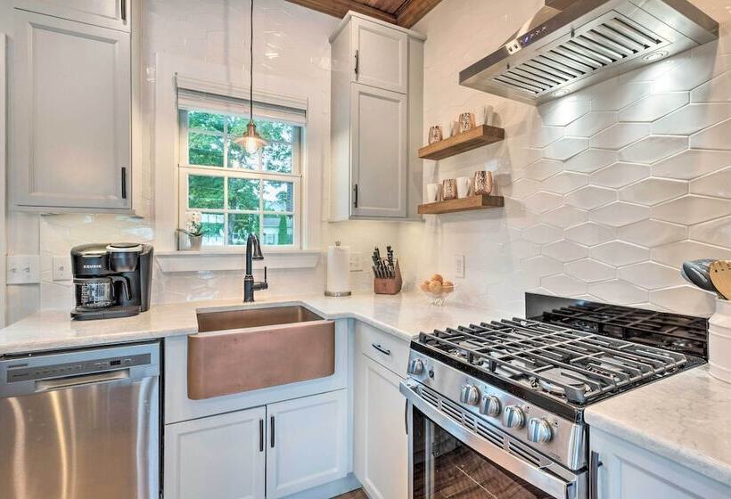 Charming Bristol Cottage W/ Private Beach!