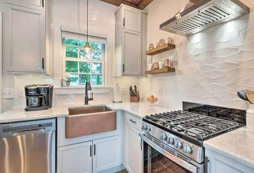 Charming Bristol Cottage W/ Private Beach!