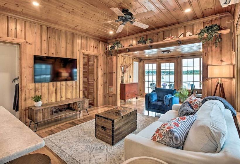 Charming Bristol Cottage W/ Private Beach!