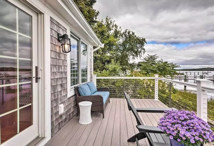 Charming Bristol Cottage W/ Private Beach!