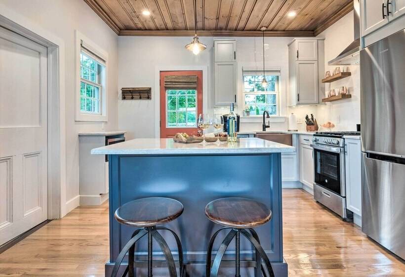 Charming Bristol Cottage W/ Private Beach!