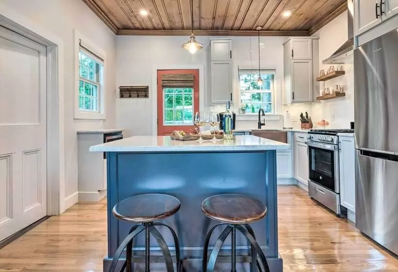 Charming Bristol Cottage W/ Private Beach!